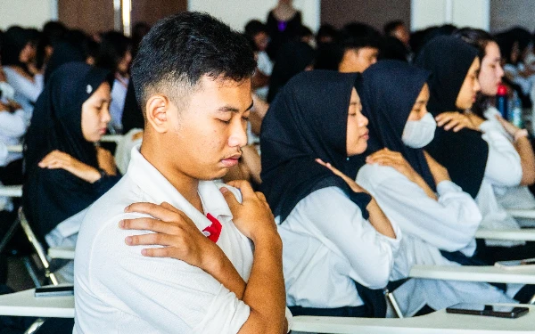 Diikuti 600 Peserta, Unesa Pecahkan Rekor Muri Terapi Mental Butterfly Hug