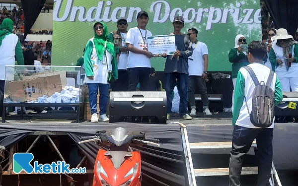 Thumbnail Berita - Meriahkan Jalan Sehat HSN, Juragan Parkir 55 Sumbang Hadiah Motor ke PC Muslimat NU Kota Madiun