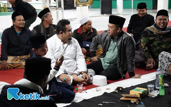 Thumbnail Hadiri Haul Pengasuh Ponpes Baitul Arqom, Cabup Bandung Kang DS: Kita Harus Senantiasa Kenang Jasa dan Pengabdian KH Ali Imron kepada Umat