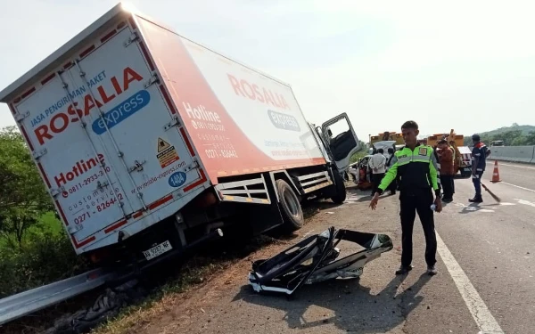 Thumbnail Mobil Kru TV One dan Truk Ekspedisi Alami Kecelakaan di Tol Pemalang, 3 Orang Tewas