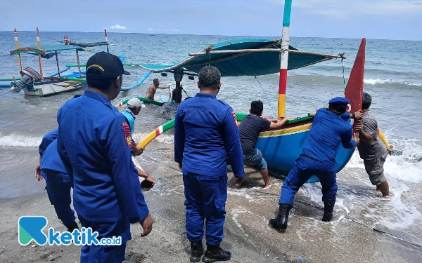 Satpolairud Polres Situbondo Evakuasi Perahu Nelayan yang Karam Dihantam Ombak