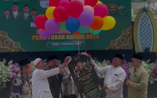 Thumbnail Pentas Seni Hingga Haul Ulama, Begini Meriahnya Puncak Hari Santri Nasional 2024 di Tuban