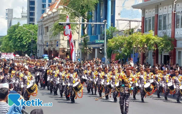 Thumbnail Penampilan drum band menambah heroic suasana Parade Surabaya Juang. (Foto: Husni Habib /Ketik.co.id)