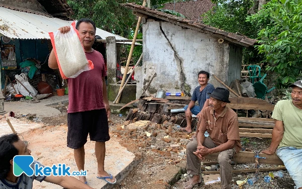 Thumbnail Berita - Bantuan Kemanusiaan Paslon Rijanto-Beky Dipermasalahkan, Warga Berang