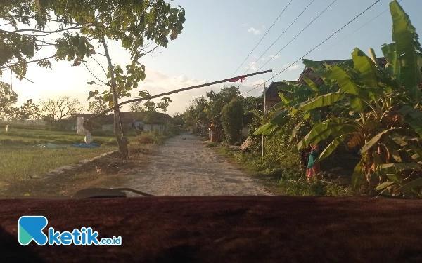 Thumbnail Diduga Pungli, Truk Pengangkut Garam di Sampang Harus Bayar Rp100 Ribu untuk Melintas di Jalan Poros Desa