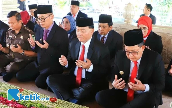 Thumbnail Ziarah ke Makam Bung Karno, Pj Gubernur Jatim dan Pj Bupati Blitar Kenang Jasa Sang Proklamator