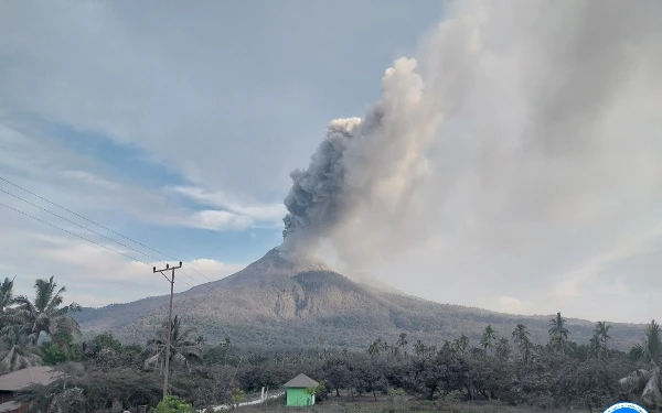 Thumbnail Kolom Abu Erupsi Gunung Lewotobi Laki-laki Capai 2.484 Mdpl