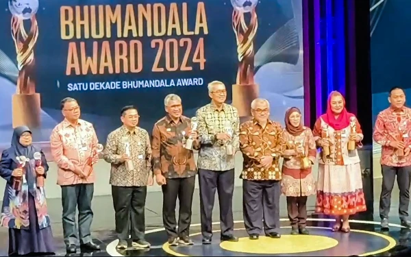 Thumbnail Selesaikan Batas Wilayah, Pemkot Surabaya Bawa Penghargaan Bhumandala Award