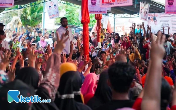 Thumbnail Calon Bupati Petahana Halmahera Selatan Hasan Ali Bassam Kasuba saat menyampaikan Orasi Politik di kampanye bertema Kumpul Akbar warga Suku Bajo. (Foto Mursal Bahtiar/Ketik.co.id) Jum'at, 8 November 2024