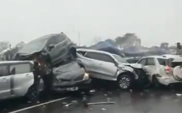 Thumbnail Berita - Tabrakan Beruntun di Tol Cipularang KM 92, Sejumlah Kendaraan Tertumpuk