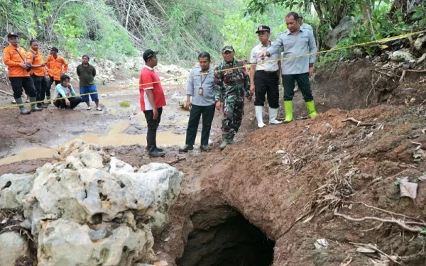 Thumbnail Berita - Tinjau Munculnya Lubang Misterius di Blitar, BPBD Jatim Gandeng Tim Geofisika ITS