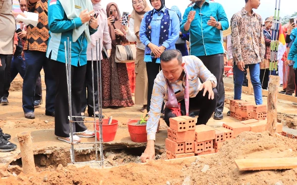 Thumbnail Bantu Pembangunan Musala An-Nur SMPN 4 Palembang, Kadisdik Palembang Sumbang 100 Sak Semen