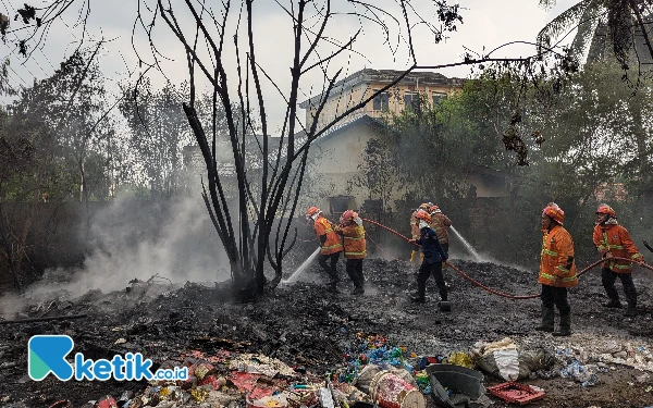 Thumbnail Berita - Usaha Rongsokan di Palembang Terbakar: Lalai Bakar Sampah, 5 Unit Damkar Dikerahkan