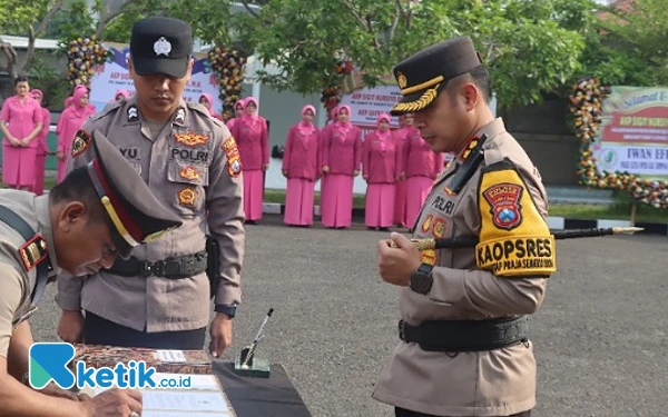 Thumbnail Sejumlah Pejabat Utama dan Kapolsek di Polres Sampang Dimutasi, Ini Daftarnya