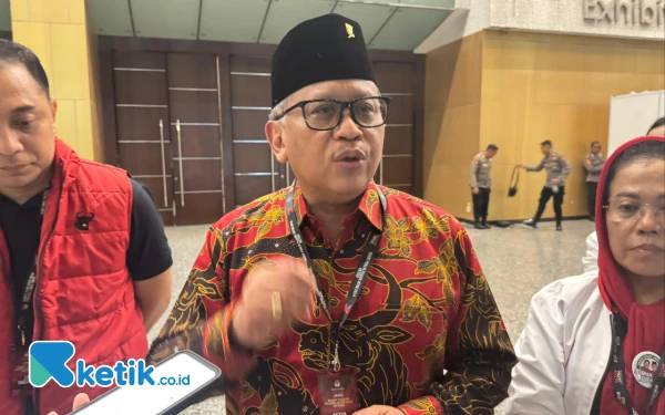 Thumbnail Berita - Debat Ketiga Pilgub Jatim 2024, Sekjen DPP PDIP Puji Risma-Gus Hans