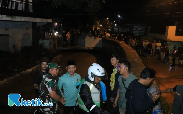 Thumbnail Berita - Tak Kenal Lelah, Malam-malam Cabup Bandung Dadang Supriatna Tinjau Lokasi Banjir