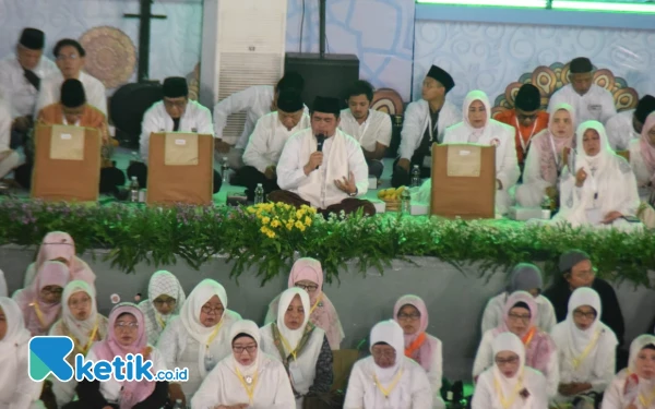 Thumbnail Imam Besar Masjid Nasional Al-Akbar Surabaya KH Ahmad Muzakky, S.Th.I Al Hafidz memimpin langsung acara Doa bersama dan Istighotsah akbar untuk kemenangan Khofifah-Emil di Pilgub Jatim 2024 di Jatim Expo Jl A Yani Surabaya, Sabtu (23/11/2024) ini. (Foto: Khaesar/Ketik.co.id)