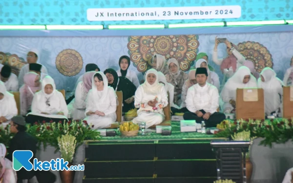 Thumbnail Pasangan calon Gubernur dan Wakil Gubernur Khofifah Indar Parawansa dan Emil Elestianto Dardak tampak hadir dalam acara Doa bersama dan Istighotsah akbar untuk kemenangan Khofifah-Emil di Pilgub Jatim 2024 di Jatim Expo Jl A Yani Surabaya, Sabtu (23/11/2024) ini. (Foto: Khaesar/Ketik.co.id)