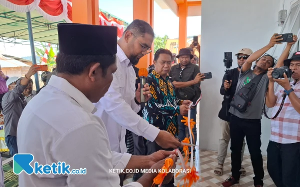 Thumbnail Berita - Usai Cuti Kampanye, Bupati Halsel Bassam Kasuba Resmikan Kantor Desa Waringin Obi Utara