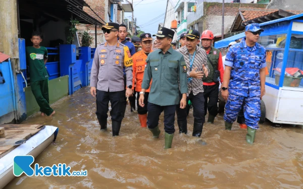 Thumbnail Berita - Hari Pertama Kerja, Bupati Bandung Dadang Supriatna Kunjungi Korban Banjir Dayeuhkolot