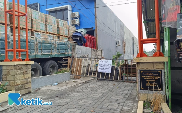 Thumbnail Imbas Gangster di Kecamatan Lakarsantri, Jalan Gang di Banjarmelati di Tutup Warga