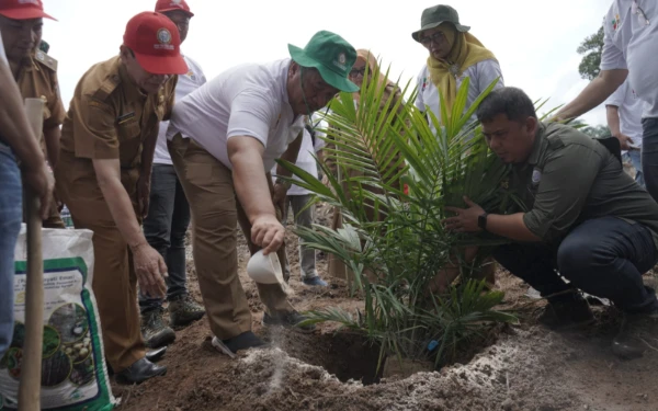 Thumbnail Berita - Penanaman Perdana Program PSR, Wakil Bupati Asahan Turun ke Lokasi