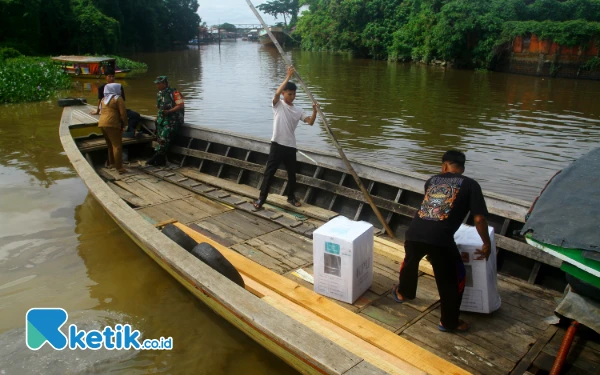 Thumbnail Petugas gabungan dengan menggunakan kapal jukung mendistribusikan logistik Pemilihan kepala Derah (Pilkada) Serentak 2024 di daerah perairan Kota Palembang, Selasa 26 November 2024. Pendistribusian logistik Pilkada pemilihan Wali Kota dan Wakil Wali Kota Palembang dan pemilihan Gubernur dan Wakil Gubernur Sumsel dilakukan ke 9 Tempat Pemungutan Suara (TPS) yang berada di perairan Kecamatan Gandus, Kertapati, dan Satu Ilir Kota Palembang. Wahyu Rahmanto/Ketik.co.id