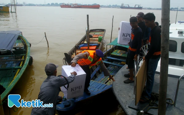 Thumbnail Petugas Ditpolairud Polda Sumsel saat mendistribusikan logistik Pemilihan kepala Derah (Pilkada) Serentak 2024 di daerah perairan Kota Palembang, Selasa 26 November 2024. Pendistribusian logistik Pilkada pemilihan Wali Kota dan Wakil Wali Kota Palembang dan pemilihan Gubernur dan Wakil Gubernur Sumsel dilakukan ke 9 Tempat Pemungutan Suara (TPS) yang berada di perairan Kecamatan Gandus, Kertapati, dan Satu Ilir Kota Palembang. Wahyu Rahmanto/Ketik.co.id