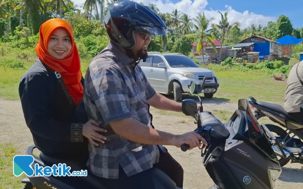 Thumbnail Berita - Pilkada Halsel, Bupati Bassam dan Istri ke TPS I Desa Papaloang Gunakan Motor Matik