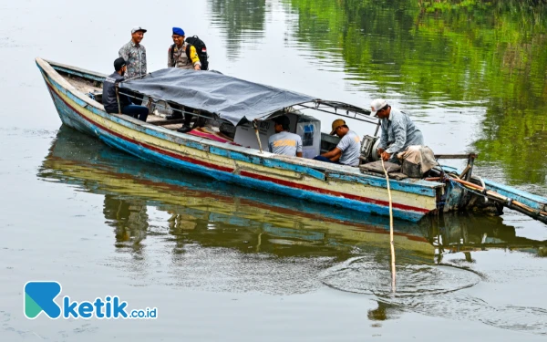 Thumbnail Perahu tradisional tengah mengangkut sejumlah petugas gabungan beserta logistik Pilkada serentak 2024 menuju TPS 11 di Dusun Pucukan, Desa Gebang, Kecamatan Sidoarjo, Kabupaten Sidoarjo, Jawa Timur, Selasa 26 November 2024. (Foto: Achmad Fazeri/Ketik.co.id)