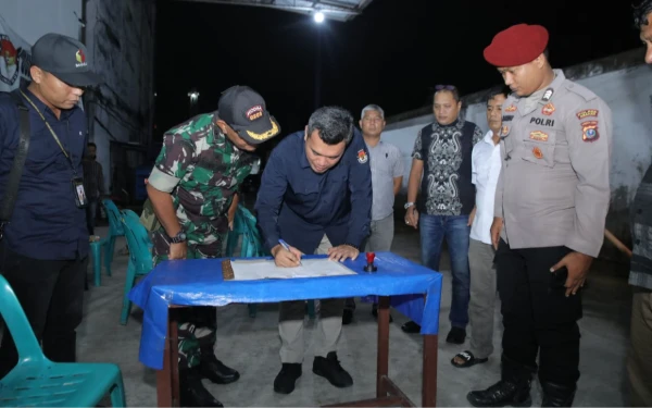 Thumbnail Berita - Bersama KPU, Bakesbangpol Asahan Musnahkan Ratusan Surat Suara Tidak Terpakai