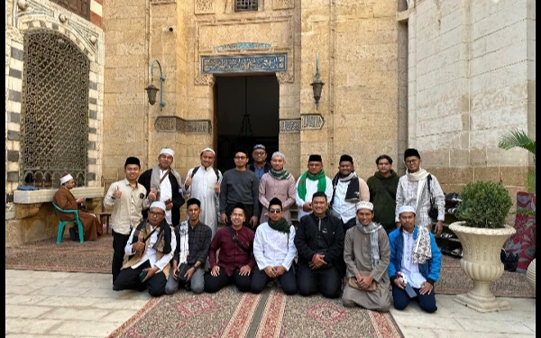 Thumbnail Kiai Badrus Shaleh ( duduk, dua dari kanan) di Makam Imam Muhammad bin Idris As-Syafi'i, Pendiri Mazhab Syafi'i di Kairo (foto :  Ra Edu for KETIK.co.id )