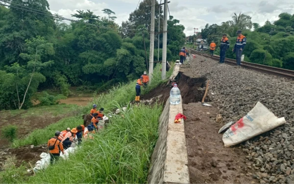 Thumbnail Imbas Banjir dan Longsor, Jalur Pohgajih-Kesamben Hanya Bisa Dilalui dengan Kecepatan Terbatas