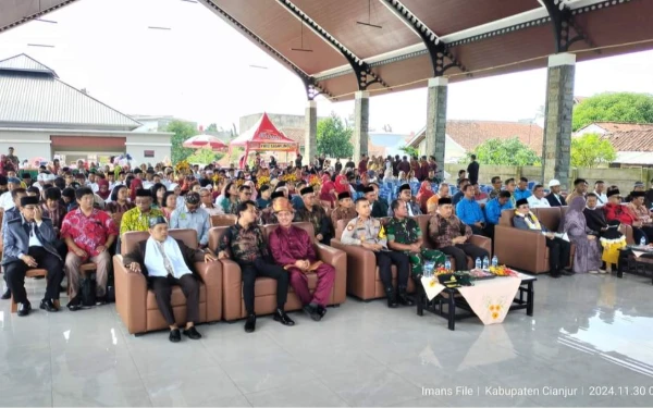 Thumbnail Tamu undangan turut menghadiri acara FKUB Cianjur dalam gelaran budaya nusantara lintas agama di Aula Kodim 0608, Sabtu 30 November 2024 (Foto: Iman for Ketik.co.id)