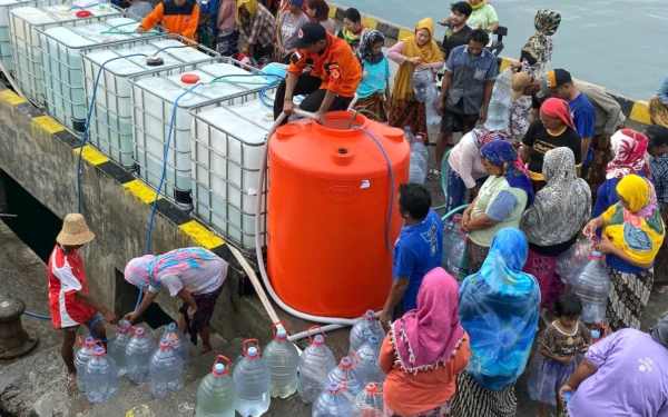 Thumbnail Berita - Gili Ketapang Krisis Air Bersih, BPBD Jatim Kirim Bantuan 40 Ribu Liter Air Bersih dan Siap Minum