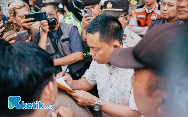 Thumbnail Ketua Bawaslu Sumsel, Kurniawan menandatangani berkas aduan yang berisi tuntutan untuk mendiskualifikasi paslon Gubernur dan Wakil Gubernur Sumsel nomor urut 01. Dalam berkas itu juga terlampir sejumlah bukti foto adanya pelanggaran politik uang. (Foto: Wisnu Akbar Prabowo/Ketik.co.id)