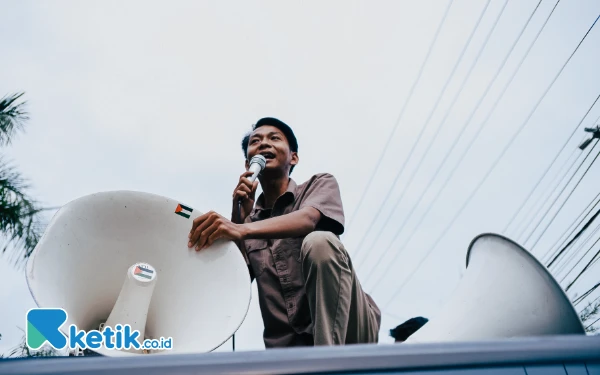 Thumbnail Salah satu massa berorasi dari atas mobil bak terbuka. Dalam orasinya, masyarakat meminta Bawaslu Sumsel untuk menindaklanjuti dugaan pelanggaran politik uang secara terbuka dan transparan. (Foto: Wisnu Akbar Prabowo/Ketik.co.id)