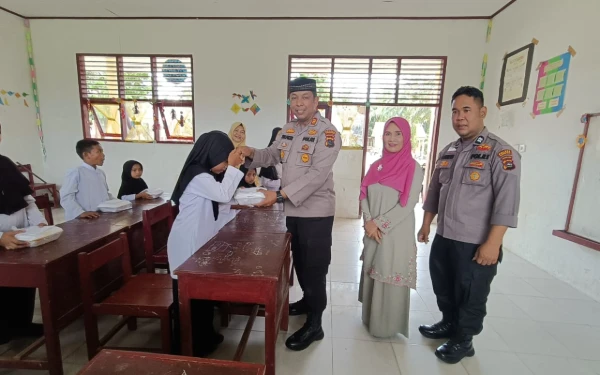 Polsek Ranah Batahan Berbagi Makanan Bergizi dengan Siswa SD