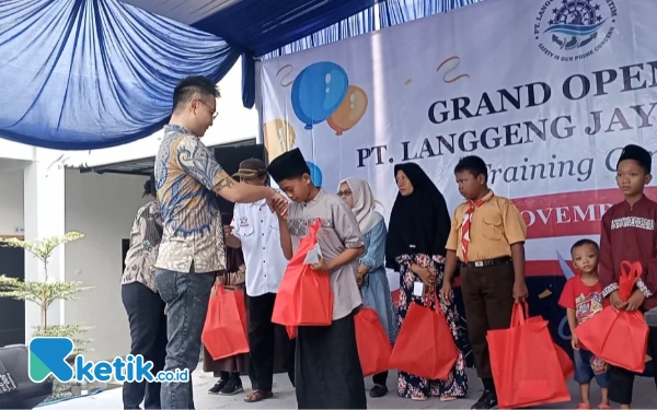 Thumbnail Berita - Sunat Massal dan Santunan Anak Yatim Warnai Grand Opening PT Langgeng Jaya Maritim