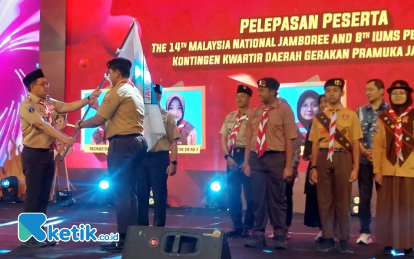 Thumbnail Berita - Pj Gubernur Jatim Lepas Kontingen Jatim ke Scout Malaysia, Jalankan Misi Perdamaian