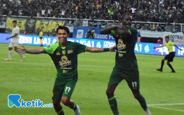 Thumbnail Berita - Tendangan Penalti Flavio Silva Bawa Persebaya Taklukkan Arema FC 3-2 di GBT