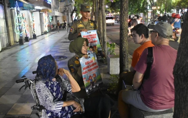 Thumbnail Berita - Satpol PP Surabaya Sosialisasikan Penggunaan Trotoar Sesuai Perda di Jalan Tunjungan