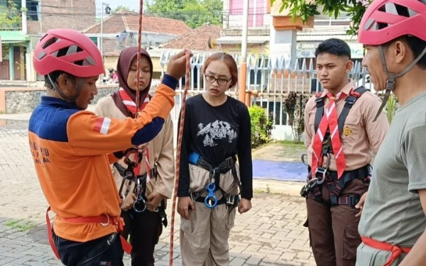 Tingkatkan Kapasitas Relawan, SRPB Kota Pasuruan Gelar Latihan Basic Vertical Rescue