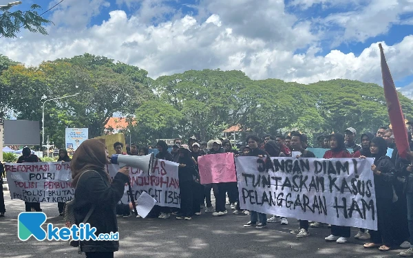 Thumbnail Berita - Ratusan Mahasiswa Kota Malang Turun ke Jalan, Bawa 10 Tuntutan Penuntasan Kasus Pelanggaran HAM