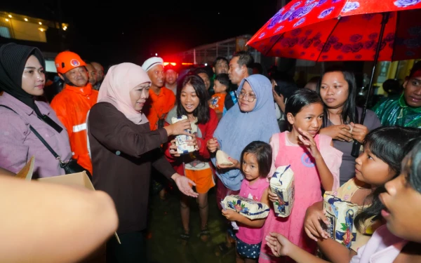 Thumbnail Khofifah Bagi-Bagi Nasi Bungkus hingga Susu untuk Masyarakat Terdampak Banjir