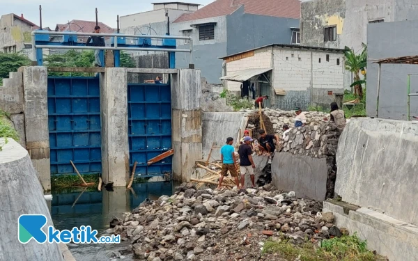 Thumbnail Berita - Bozem Simo Hilir Jebol Akibat Hujan, Pemkot Surabaya Siapkan Revitalisasi