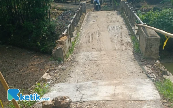 Thumbnail Berita - Jembatan Penghubung 2 Desa di Kecamatan Karang Penang Hampir Ambruk, BPBD Bilang Begini