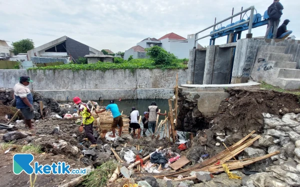 Thumbnail Berita - Tanggul Jebol di Simo Hilir, Eri Cahyadi Targetkan Perbaikan Tuntas dalam 3 Hari