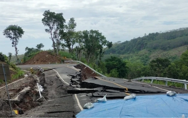 Thumbnail Berita - BMKG Jelaskan Insiden Tanah Longsor dan Jalan Ambles di Malang Selatan