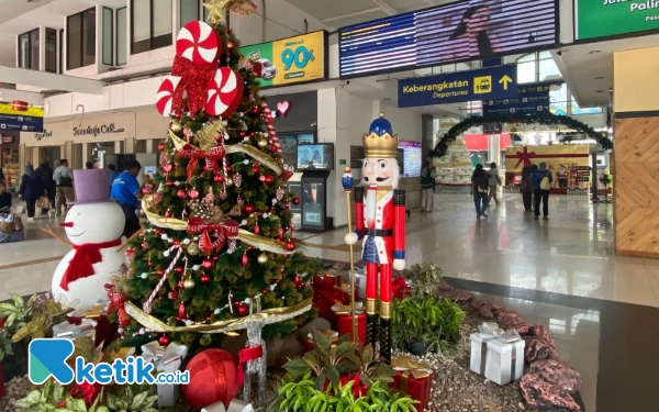 Thumbnail Berita - Meriahnya Suasana Natal dan Tahun Baru di Stasiun Gubeng Surabaya